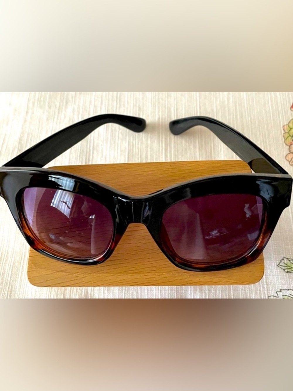CLASSIC WAYFARER SHAPE, TORTOISE SHELL SUNGLASSES